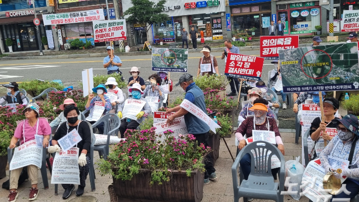 순천 폐기물처리시설 입지 예정지 인근 주민들이 순천시청 앞에서 시위를 벌이고 있다. 박사라 기자