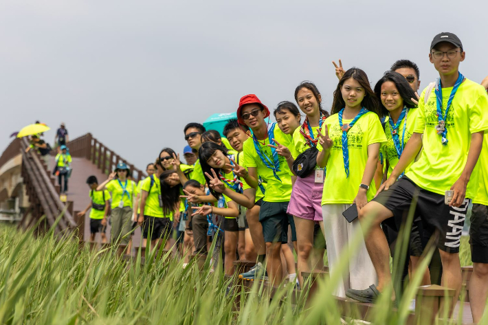 대만 잼버리 참가자들이 순천만습지를 방문해 기념촬영을 하고 있다. 순천시 제공