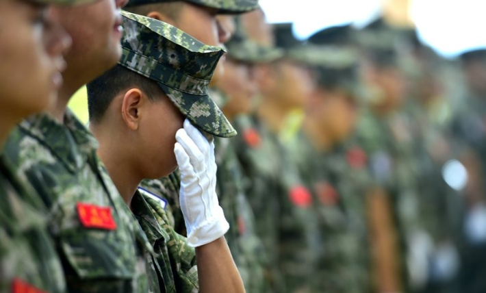 지난달 22일 경북 포항 해병대 1사단 체육관인 '김대식관'에서 열린 고 채수근 상병 영결식에서 해병대원이 눈물을 흘리고 있다. 연합뉴스