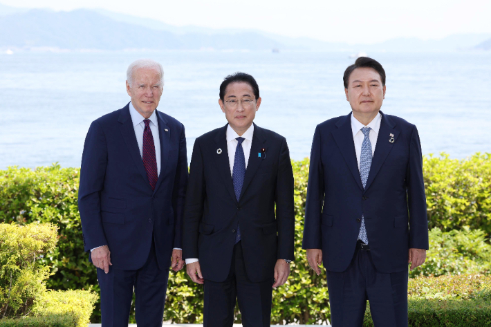 한미일 정상. 왼쪽부터 조 바이든 미국 대통령, 기시다 후미오 일본 총리, 윤석열 대통령. 연합뉴스