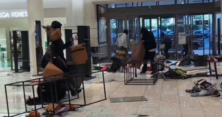 두건을 쓴 강도들이 미국 로스앤젤레스(LA) 서부 지역 웨스트필드 토팡가 쇼핑몰에 있는 노드스트롬 백화점을 약탈하는 모습. 트위터 캡처