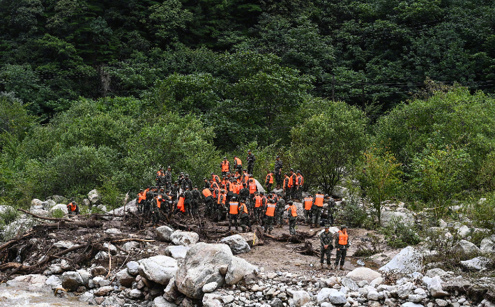 산사태 발생 지역에서 구조작업이 진행되고 있다. 신화통신 홈페이지 캡처