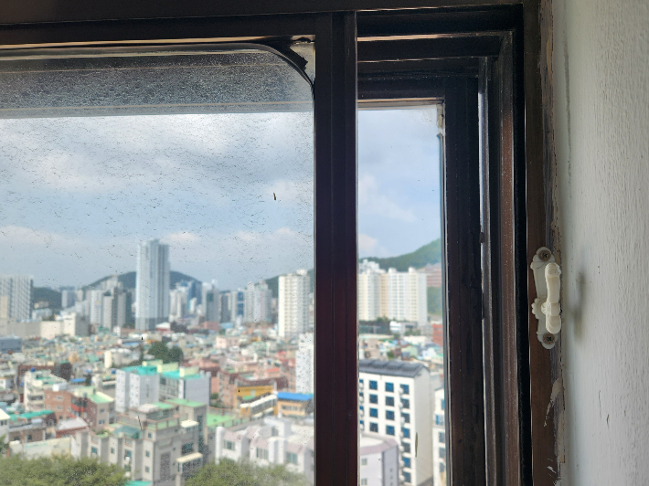교실 내 창문이 완전이 닫히지 않아 틈새가 생기는 모습. 정혜린 기자