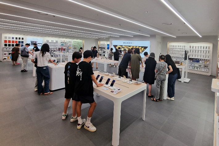 신세계 센텀시티 하이퍼그라운드에 오픈한 애플 프리스비 매장에서 고객들이 제품을 둘러보고 있다. 신세계 센텀시티 제공