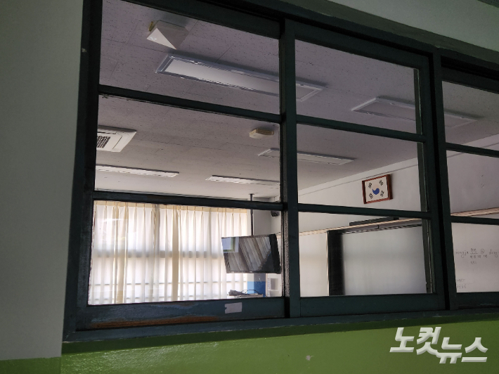 사하구 동주여자중학교의 교실 창틀이 나무로 돼있는 등 노후화된 모습. 창문 틈새로 찬 기운이 새어 들어와 겨울이면 난방을 해도 교실 실내 온도는 16도에 그친다. 정혜린 기자