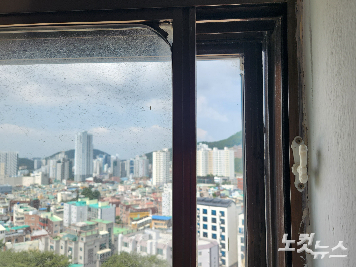 교실 내 창문이 완전이 닫히지 않아 틈새가 생기는 모습. 정혜린 기자