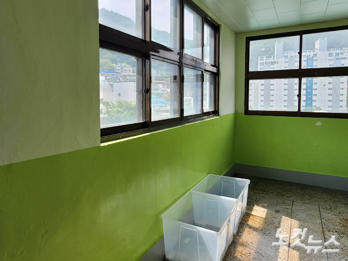 2020년도 옥상 방수 공사를 시행했지만 이번 장마 기간 동안 복도에 물이 새자 빗물을 받아두기 위한 통을 둔 모습. 정혜린 기자 