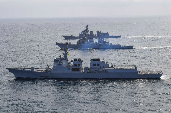 지난 4월 동해에서 한미일 해상 미사일 방어훈련을 진행하는 한미 해군과 일본 해상자위대 이지스함들. 해군 제공