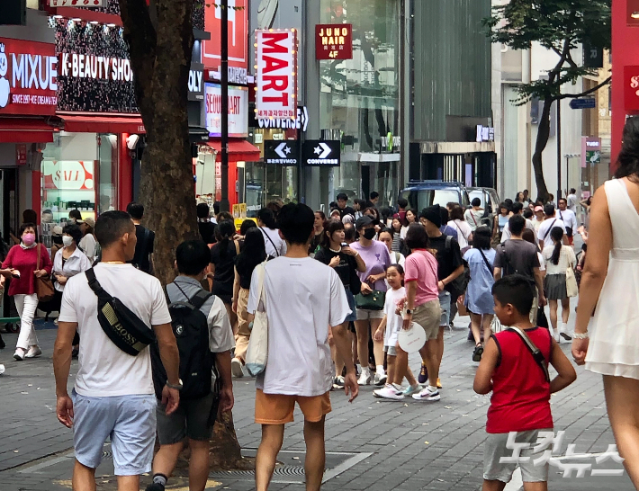 14일 오후 명동 거리에 관광객들의 행렬이 이어지고 있다. 류효림 인턴기자 