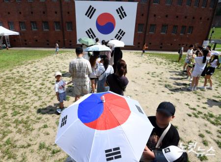 대형 태극기와 태극기 우산