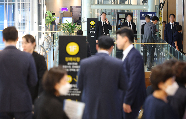 윤석열 대통령 부친 윤기중 연세대 명예교수가 별세한 15일 오후 윤 교수의 빈소가 마련되는 서울 시내 한 병원 장례식장에서 경호 관계자들이 대화를 나누고 있다. 연합뉴스