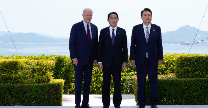 한미일 정상. 왼쪽부터 조 바이든 미국 대통령, 기시다 후미오 일본 총리, 윤석열 대통령. 연합뉴스