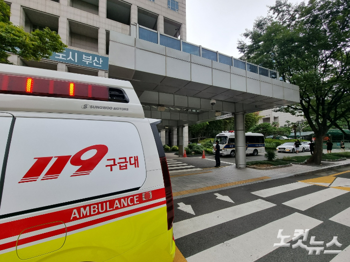 16일 부산시청에 폭발물을 설치하겠다는 내용의 이메일이 접수돼 시청 안팎에 경찰과 소방 인력이 배치됐다. 송호재 기자