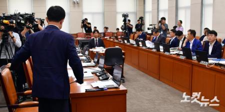 16일 서울 여의도 국회에서 열린 행정안전위원회 전체회의에서 국민의힘 이만희 간사가 의사진행 발언을 마치고 퇴장하고 있다. (이날 회의에 국민의힘은 이만희 간사만 참석해 의사진행 발언을 마치고 퇴장하고 이상민 행정안전부 장관 등 정부 기관장들은 불참했다.)