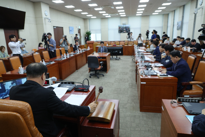 16일 국회에서 고(故) 채수근 상병 사망사건 및 수사 외압 의혹을 논의하기 위해 더불어민주당 국방위원들이 개의를 요구한 국방위원회 전체회의가 여당 국방위원들 및 이종섭 국방부 장관 등 정부 측 인사들이 불참한 가운데 진행되고 있다. 연합뉴스