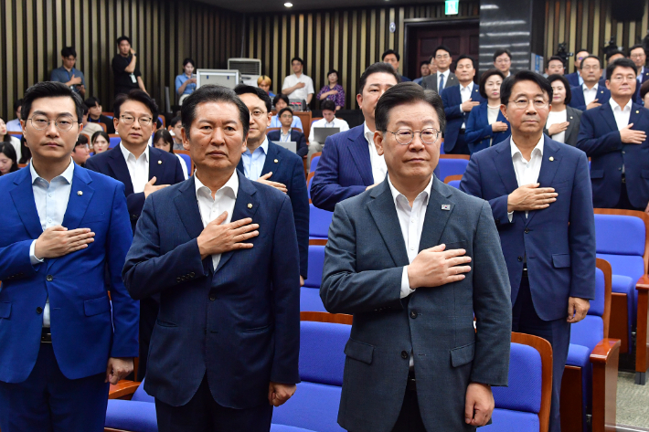 더불어민주당 이재명 대표가 16일 서울 여의도 국회에서 열린 의원총회에서 국민의례를 하고 있다. 윤창원 기자