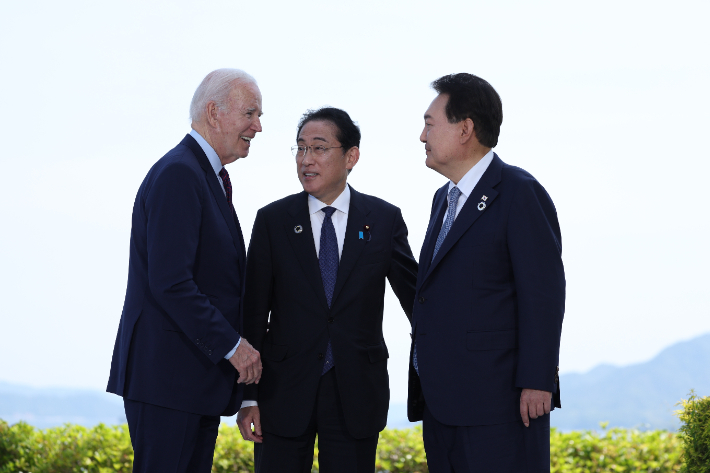 한미일 정상. 왼쪽부터 조 바이든 미국 대통령, 기사다 후미오 일본 총리, 윤석열 대통령. 연합뉴스