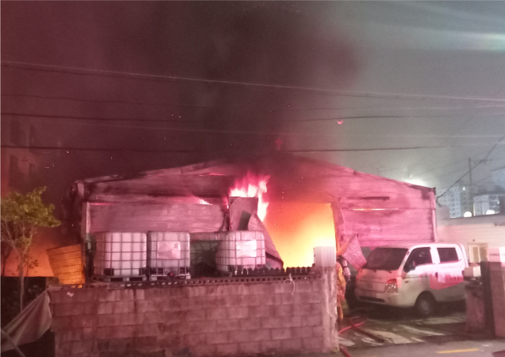 16일 부산 기장군 제조업체 작업장 화재 현장. 부산소방재난본부 제공