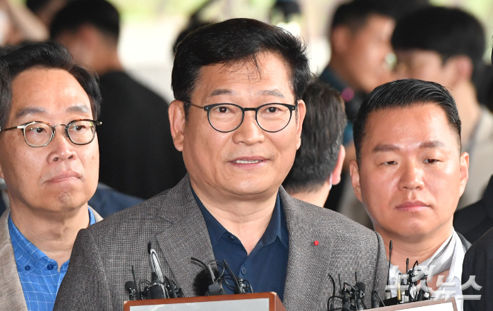 檢, '돈봉투' 수수자 특정 속도…송영길 전 비서 압수수색