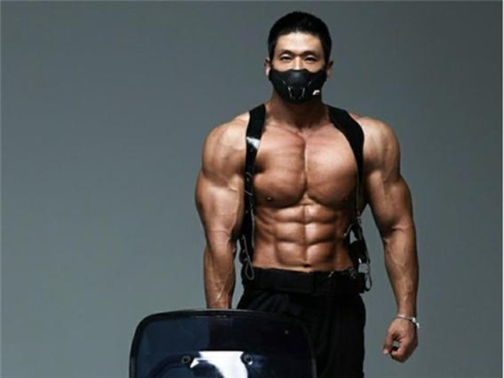 학대 아동 돕는 '몸짱 경찰관'달력. 연합뉴스