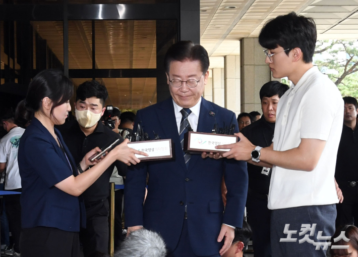 더불어민주당 이재명 대표가 백현동 특혜개발 의혹과 관련해 피의자 신분으로 조사를 받기 위해 17일 오전 서울 서초구 서울중앙지검에 출석하고 있다. 황진환 기자