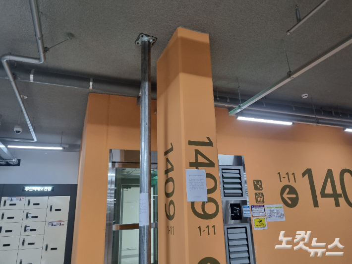 무량판구조로 지어진 충남 아산탕정 LH 14단지 지하주차장에  본격적인 보강공사에 앞서 입주민들의 안전에 대비하기 위한 임시 가시설이 설치돼 있다. 인상준 기자