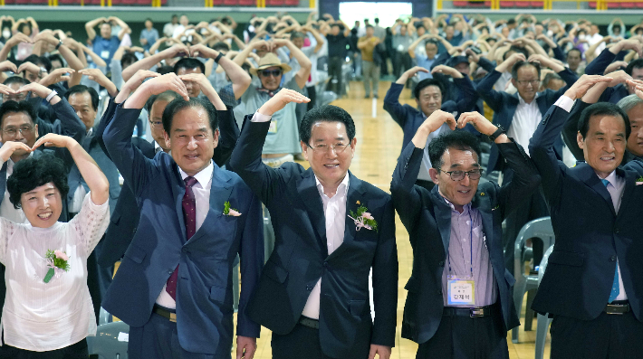 김영록 전라남도지사가 17일 진도군실내체육관에서 새농민 회원의 소통과 화합을 위해 열린 '2023 전남 새농민회 한마음 전진대회'에서 참석자들과 농민들 사랑해요! 손하트를 그리는 퍼포먼스를 하고 있다. 전라남도 제공 