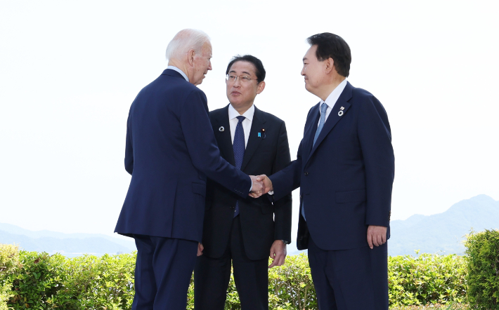 한미일 정상. 왼쪽부터 조 바이든 미국 대통령, 기시다 후미오 일본 총리, 윤석열 대통령. 연합뉴스