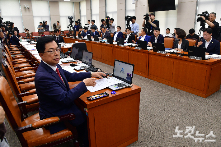 16일 서울 여의도 국회에서 열린 행정안전위원회 전체회의에서 국민의힘 이만희 간사가 의사진행 발언을 하고 있다. (이날 회의에  국민의힘은 이만희 간사만 참석해 의사진행 발언을 마치고 퇴장하고 이상민 행정안전부 장관 등 정부 기관장들은 불참했다.) 윤창원 기자