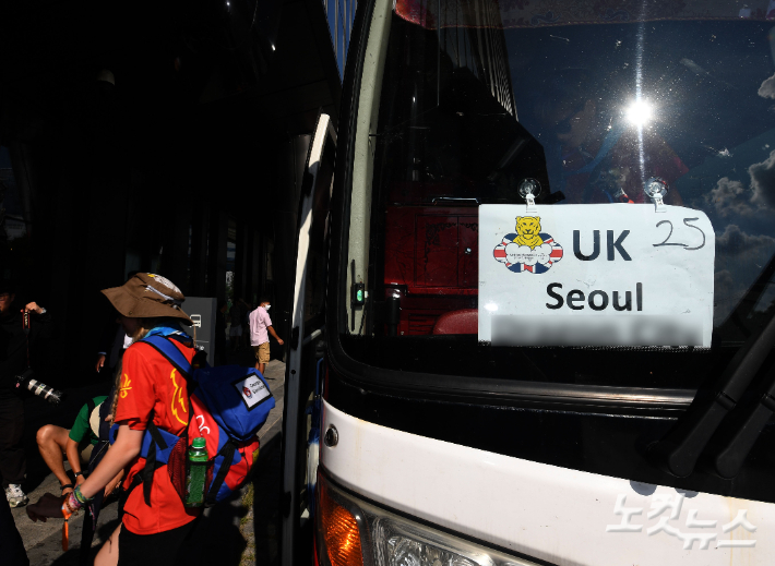 '2030 새만금 세계스카우트 잼버리'에 참가했지만 폭염으로 인해 조기 퇴영한 영국 스카우트 단원들이 5일 오후 서울 용산구 한 호텔에 도착하고 있다. 영국은 이번 잼버리 행사에 참가국 중 가장 많은 4천500여명의 청소년을 파견했다. 황진환 기자