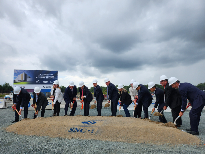 17일 (현지시간) 캐나다 퀘벡주 베캉쿠아 산업단지 내 양극재 공장 건설 부지에서 SK온, 포드, 에코프로비엠 3사 대표 인사들과 캐나다 정부 관계자들이 기념 촬영을 하고 있다. 에코프로비엠 제공