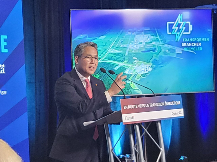 성민석 SK온 CCO(최고사업책임자)가 17일(현지시간) 캐나다 퀘벡주 베캉쿠아 소재 한 호텔에서 열린 SK온-포드-에코프로비엠 양극재 합작공장 건립 발표 행사에서 연설을 하고 있다. SK온 제공