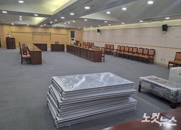 감사원 감사장으로 쓰이는 전북도청 중회의실1에 관련 집기가 놓였다. 최명국 기자