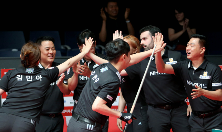 NH농협카드 선수들이 17일 경기도 고양시 '고양 킨텍스 PBA 스타디움'에서 열린 '웰컴저축은행 PBA 팀 리그 2023-2024' 2라운드에서 웰컴저축은행을 세트 스코어 4 대 1로 누르고 하이파이브를 하고 있다. PBA