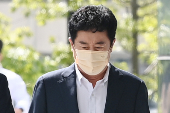 법원 들어서는 국민의힘 정찬민 의원. 연합뉴스 