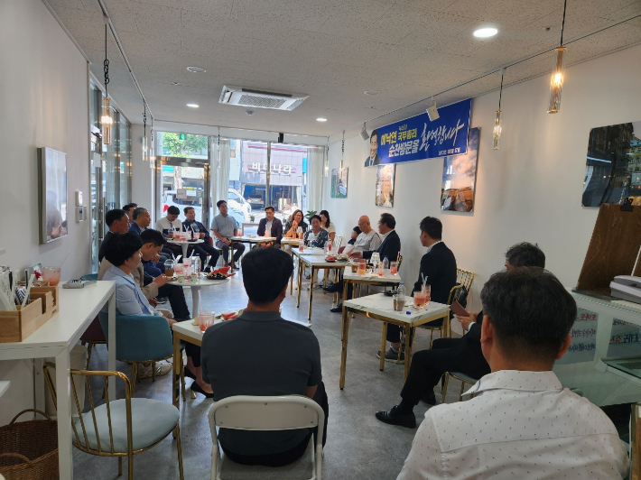 17일 전남 순천을 찾은 이낙연 전 대표가 강연회에 앞서 차담회에 참석한 모습. 독자 제공   