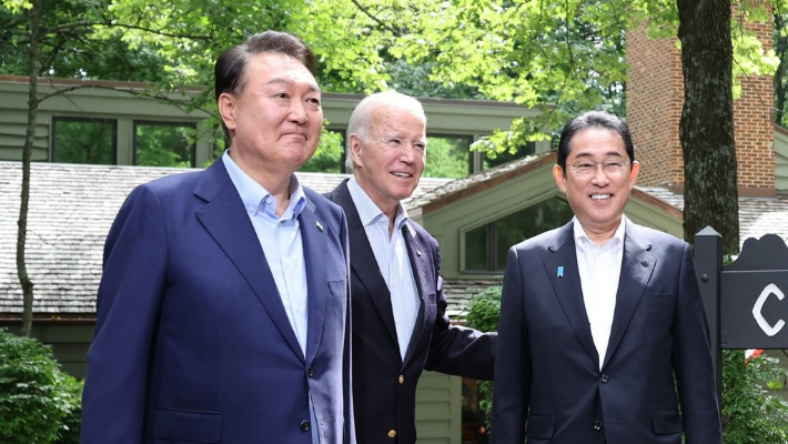 윤석열 대통령과 조 바이든 미국 대통령, 기시다 후미오 일본 총리가 18일(현지시간) 워싱턴DC 인근 미국 대통령 별장인 캠프 데이비드에서 열린 한미일 정상회의를 앞두고 로렐 로지 앞에서 기념 촬영을 하고 있다. 연합뉴스