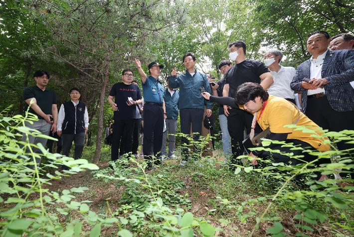 오세훈 서울시장이 18일 오후 성폭행 사건이 일어난 서울 관악구 신림동 소재 야산 등산로를 찾아 박민영 관악경찰서장과 현장을 둘러보고 있다. 연합뉴스