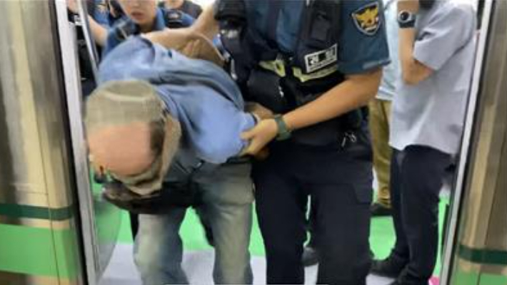 19일 서울 지하철 2호선 열차 안에서 열쇠고리에 붙은 쇠붙이로 승객들을 공격하며 난동을 부린 남성이 경찰에 체포되고 있다. 연합뉴스