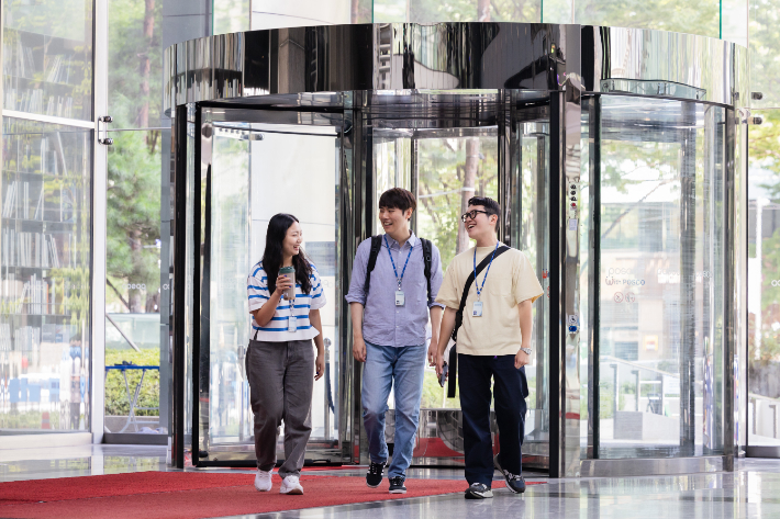 포스코 직원들이 자유로운 복장으로 서울 대치동 포스코센터로 출근하고 있다. 포스코홀딩스 제공