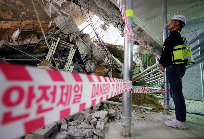 인천시 서구 검단신도시 LH 아파트 신축 공사장에서 국토교통부 사고조사관이 현장 점검을 하고 있다. 연합뉴스 