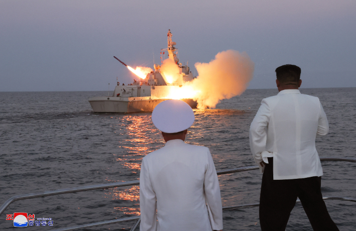 김정은 북한 국무위원장이 한미연합연습 '을지 자유의 방패'(UFS·을지프리덤실드)를 기해 해군 함대를 시찰하고 전략무기 발사훈련을 참관했다. 연합뉴스