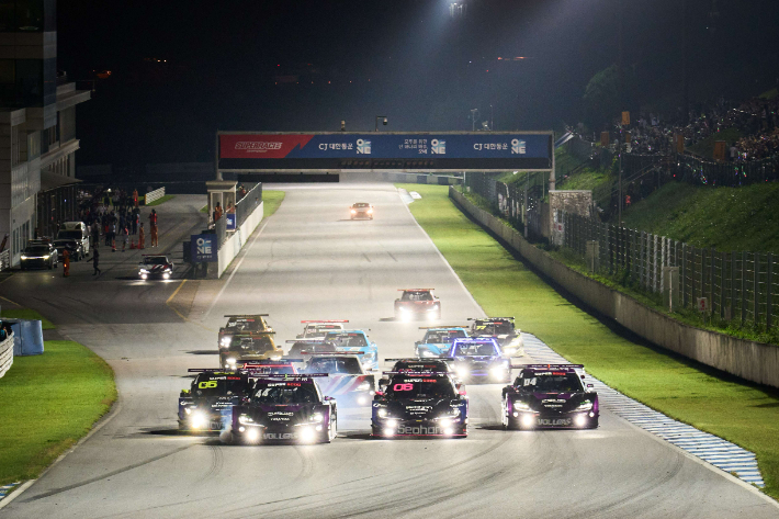 슈퍼6000 클래스 경기 모습. 슈퍼레이스