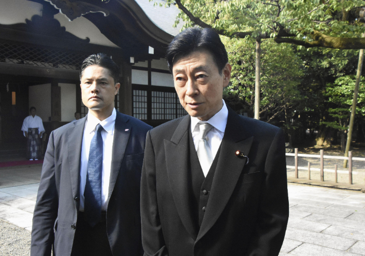 니시무라 야스토시 일본 경제산업상이 21일 도쿄 야스쿠니신사를 참배한 뒤 기자들의 질문에 답하고 있다. 연합뉴스