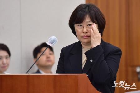 21일 서울 여의도 국회에서 열린 법제사법위원회 전체회의에서 유재은 법무관리관이 의원 질의를 받고 있다.