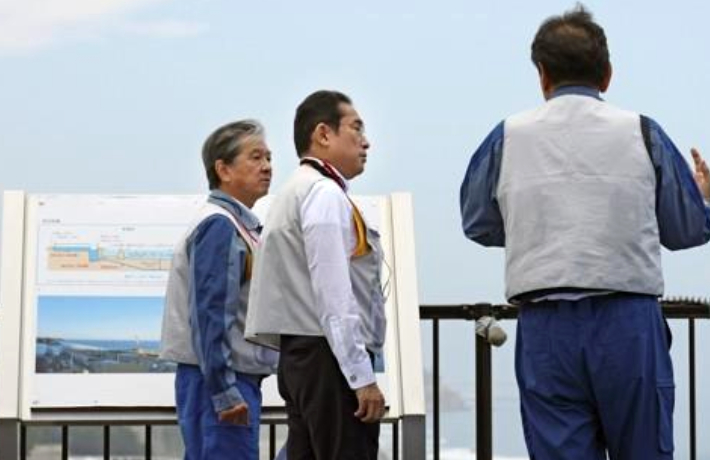 기시다 후미오 일본 총리가 오염수(일본 정부 명칭 '처리수') 해양 방류를 앞둔 20일 후쿠시마 제1원자력발전소를 방문, 설명을 듣고 있다. 연합뉴스