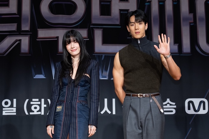 왼쪽부터 파이트 저지 모니카, 몬스타엑스 셔누. CJ ENM 제공