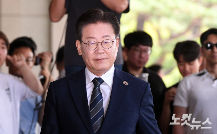 더불어민주당 이재명 대표가 백현동 특혜개발 의혹과 관련해 피의자 신분으로 조사를 받기 위해 지난 17일 오전 서울 서초구 서울중앙지검에 출석하고 있다. 황진환 기자