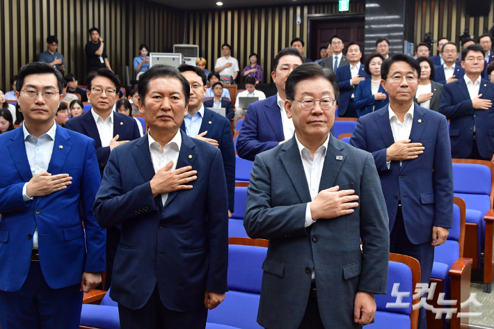 더불어민주당 이재명 대표가 지난 16일 서울 여의도 국회에서 열린 의원총회에서 국민의례를 하고 있다. 윤창원 기자