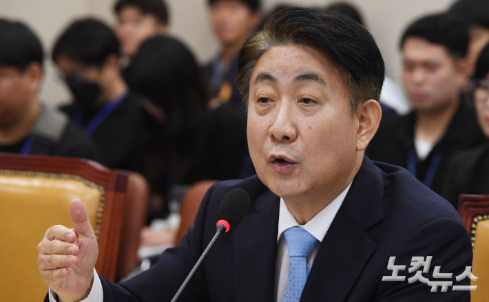 이동관 방송통신위원장 후보자가 18일 오전 국회 과학기술정보방송통신위원회에서 열린 인사청문회에 출석해 질의에 답하고 있다. 황진환 기자